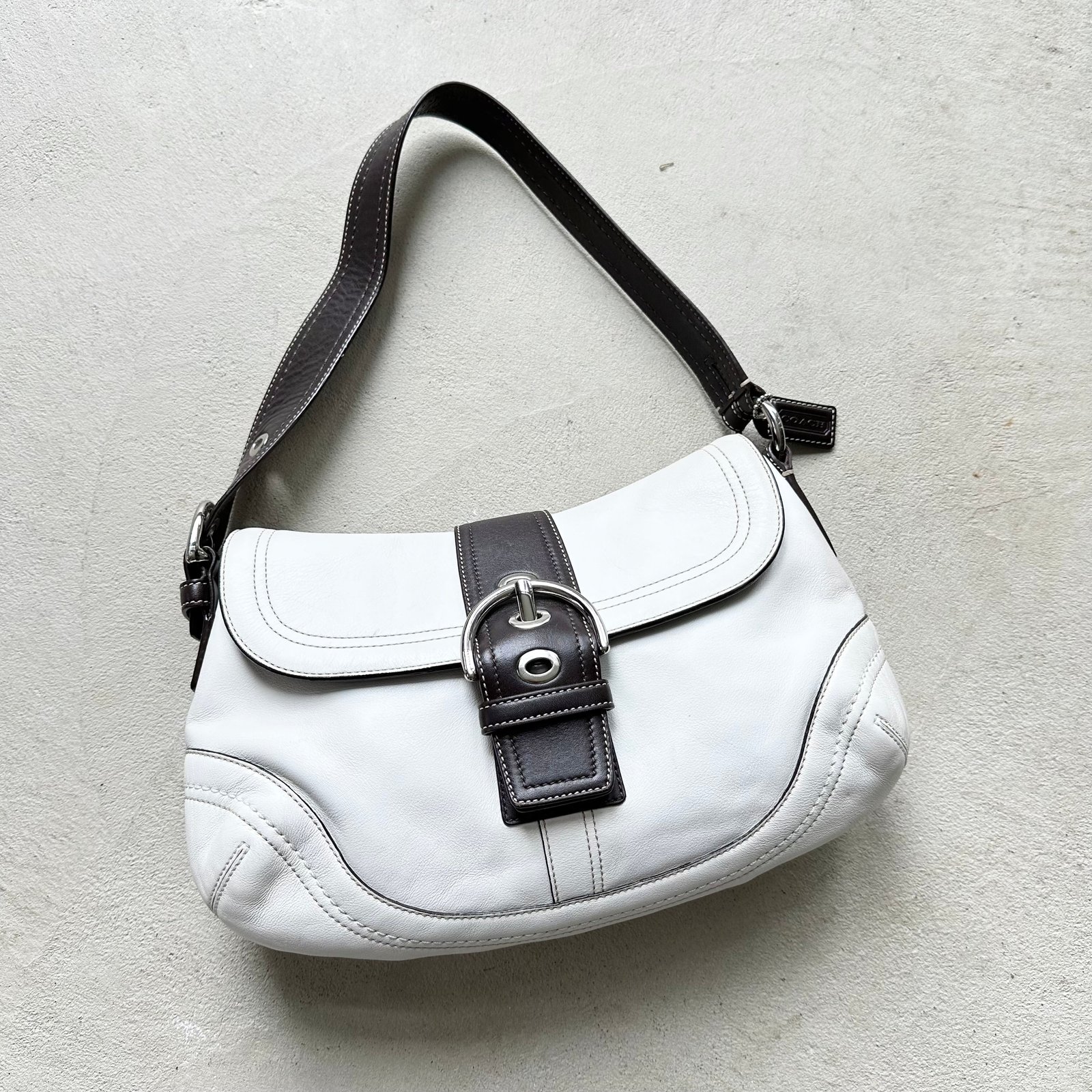 11869CC1-419C-4979-B5D3-B1F3D62489DE_dc265254-f5ee-4d34-9a26-15ed22cb1f4c Vintage Y2K Coach White Leather Soho Shoulder Bag - Image 1