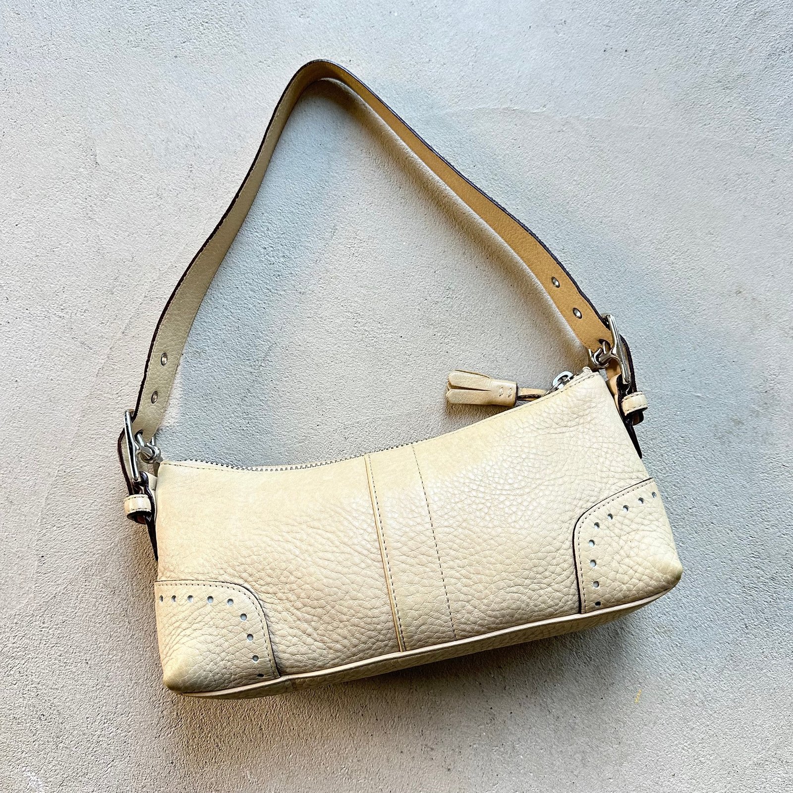 70A0EDBD-A524-4BEC-B4F7-7048A74D33EA-1 Vintage Y2K Coach Tan Leather Baguette Shoulder Bag - Image 1