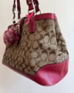 vintage authentic coach tan signature shoulder bag with pink leather and magnetic closure 🩷 - Image 4