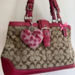 vintage authentic coach tan signature shoulder bag with pink leather and magnetic closure 🩷