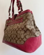 vintage authentic coach tan signature shoulder bag with pink leather and magnetic closure 🩷 - Image 6
