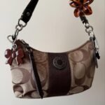 vintage authentic coach tan signature shoulder bag with brown stripe 🤎